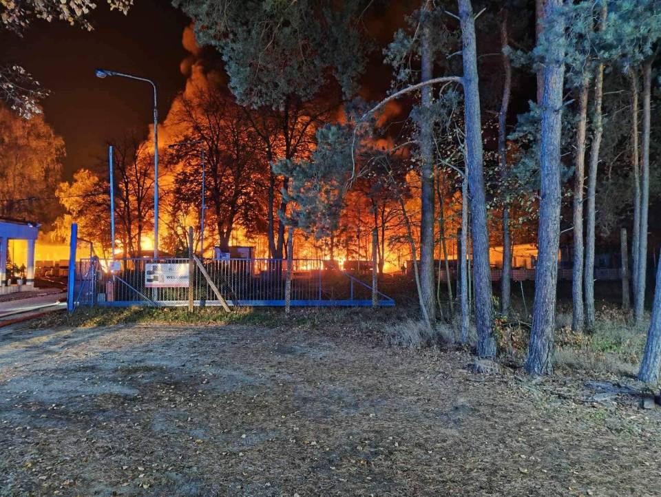 Wielki pożar zakładu z olejami i smarami. W akcji kilkadziesiąt strażackich pojazdów